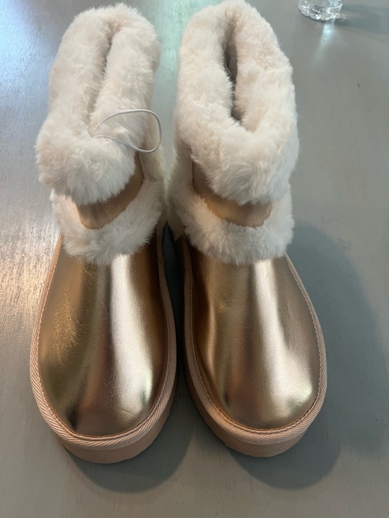 Juicy Couture Shoes - New! Juicy Couture Gold Metallic Ocarina Faux Fur Boots – Size 7.5